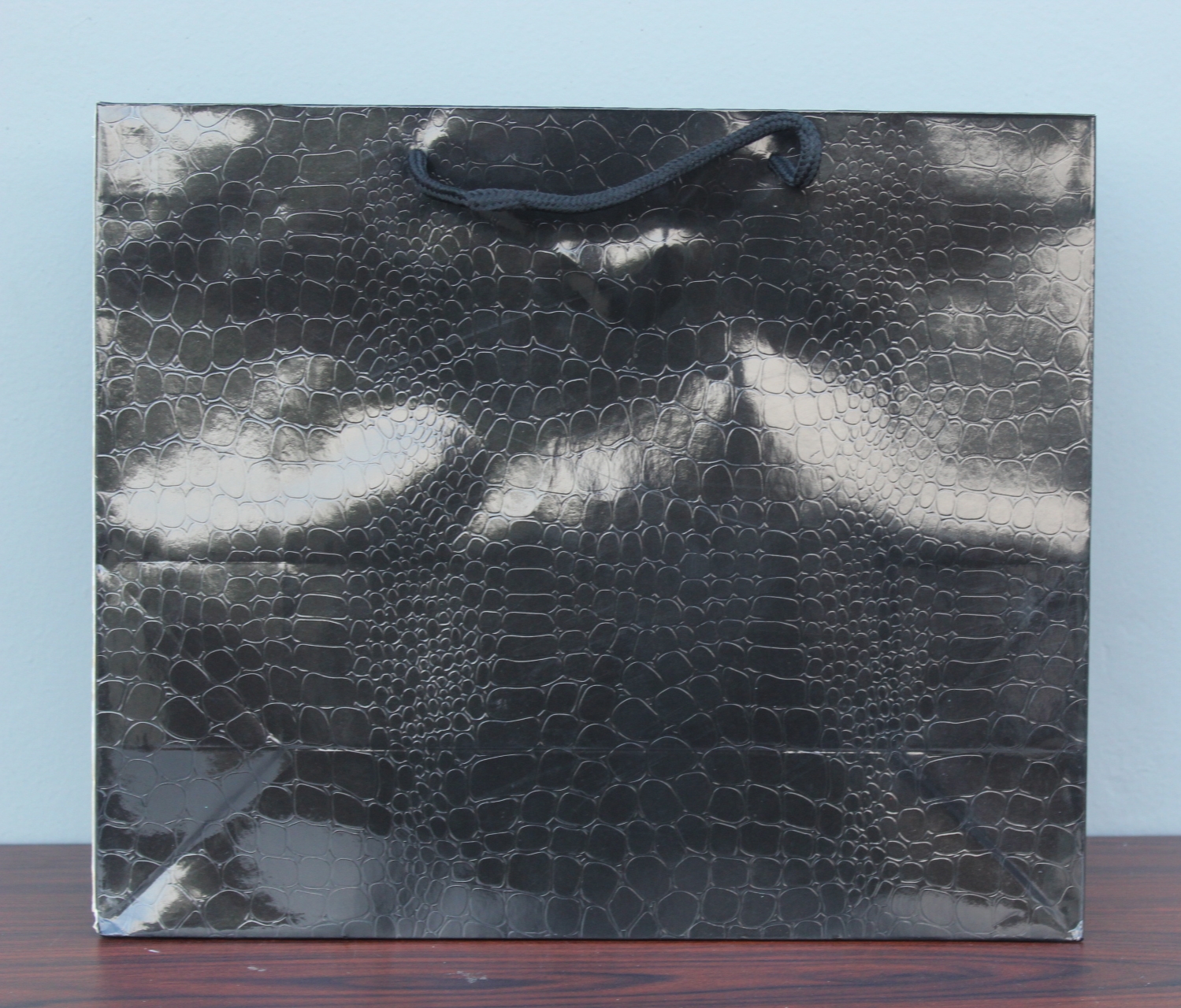 Lyforpyton Medium Black Gift Bags with Tissue Paper 11x7.9x3.9 Alligator  Pattern Premium Gift Bag for Men Birthday Party, Wedding